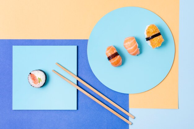 Trois rouleaux de sushi sur plaque