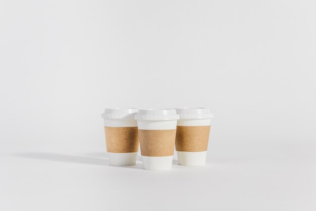 Trois tasses à café