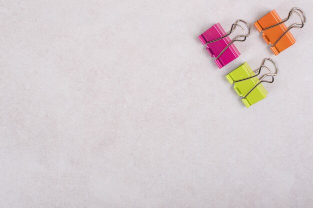 Trombones colorés sur fond blanc. Photo de haute qualité