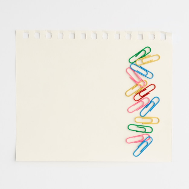 Photo gratuite trombones lumineux multicolores sur papier sur fond blanc