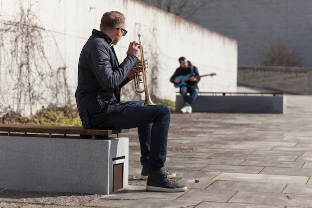 Trompette et guitariste assise