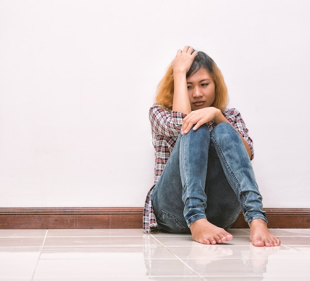 Photo gratuite troubled jeune femme de toucher sa tête