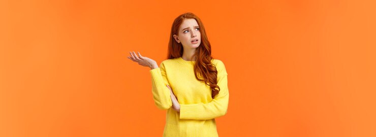 Photo gratuit troublée et indécise jolie rousse indécise essayant de résoudre le problème de recherche de résolution de perp