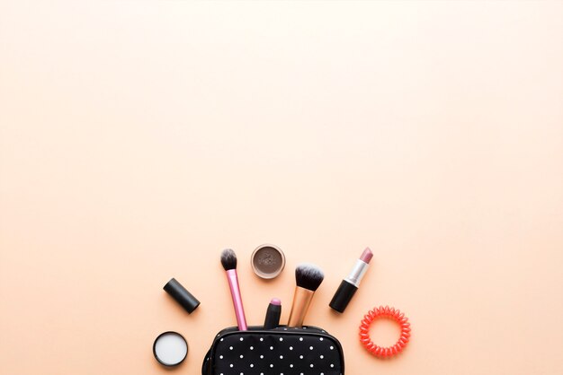 Trousse de maquillage avec des pinceaux et des cosmétiques