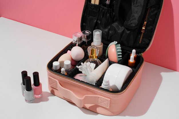 Trousse de toilette avec assortiment de produits grand angle