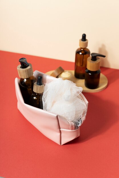 Trousse de toilette avec produits grand angle