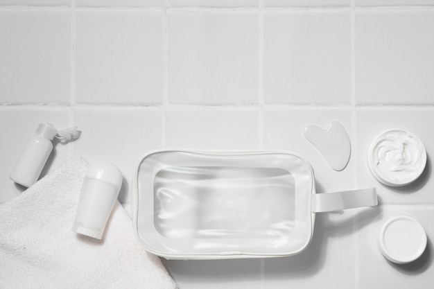 Photo gratuite trousse de toilette et produits à plat