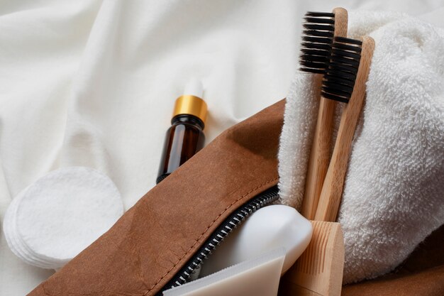 Trousse de toilette et produits vue de dessus