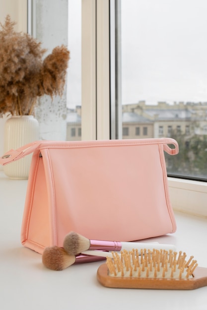 Trousse de toilette rose et brosses