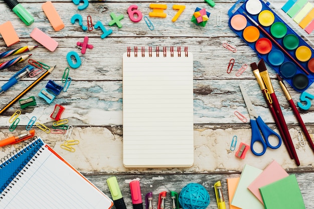 Des trucs d&#39;école sur la table.