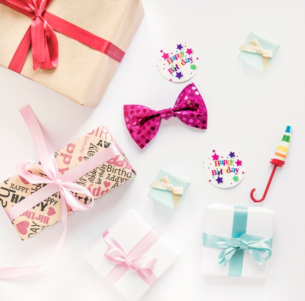 Photo gratuite trucs de fête mignon près de cadeaux