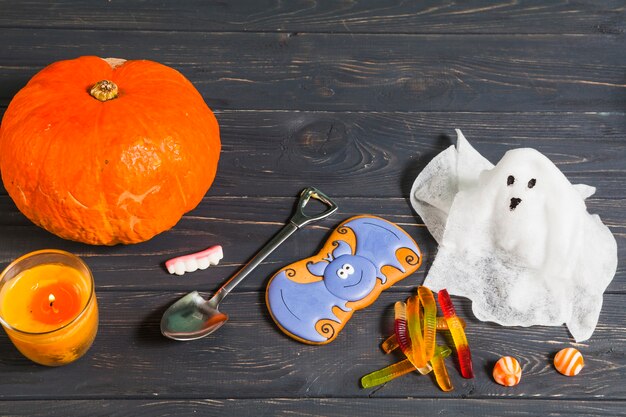 Des trucs d&#39;Halloween sur un bureau en bois