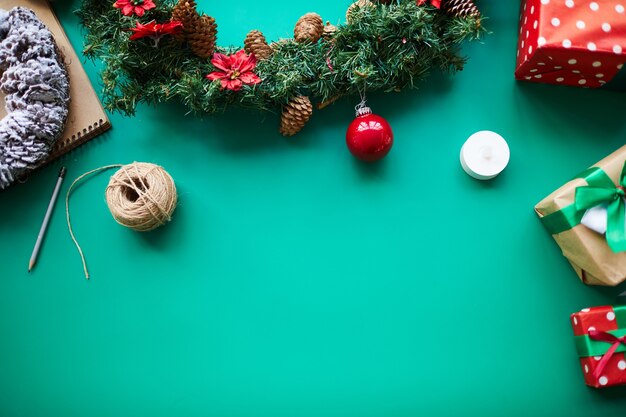 Trucs de Noël décoratifs et cadeaux sur fond vert