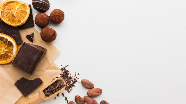 Photo gratuite truffes au chocolat avec espace de copie