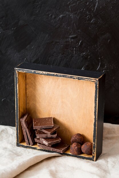 Truffes au chocolat et tablettes de chocolat