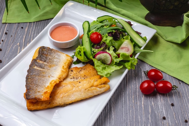 Truite grillée poisson tomate concombre laitue radis vue latérale