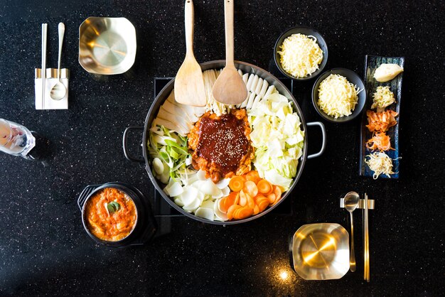 Dak Galbi Fruits De Mer Sur Une Poele Chaude Photo Premium