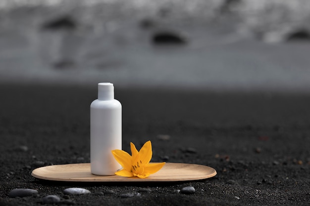 Tube De Cosmétiques Blanc Vide Sur Plaque De Bambou.