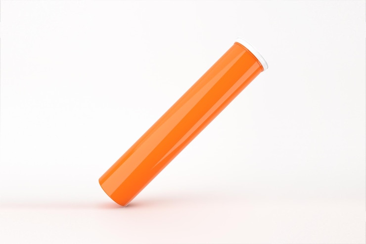 Photo gratuit tube de supplément de vitamine orange sur fond blanc