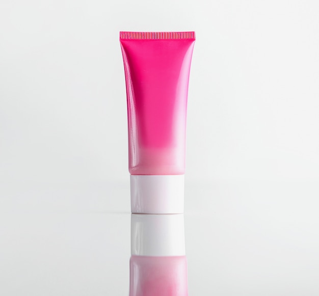 Tube de vue avant pour tube en plastique rose crème avec capuchon blanc