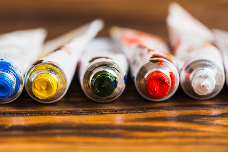 Photo gratuit tubes ouverts de peinture