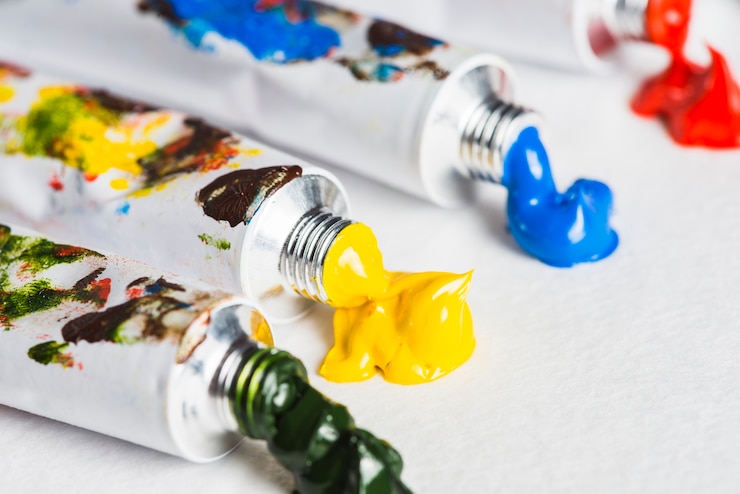 Photo gratuit tubes de peintures épaisses