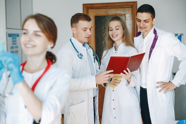 Étude sur les hommes et les femmes en blouse d'hôpital