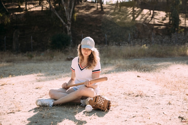 Étudiant adolescent concentré avec pari de baseball