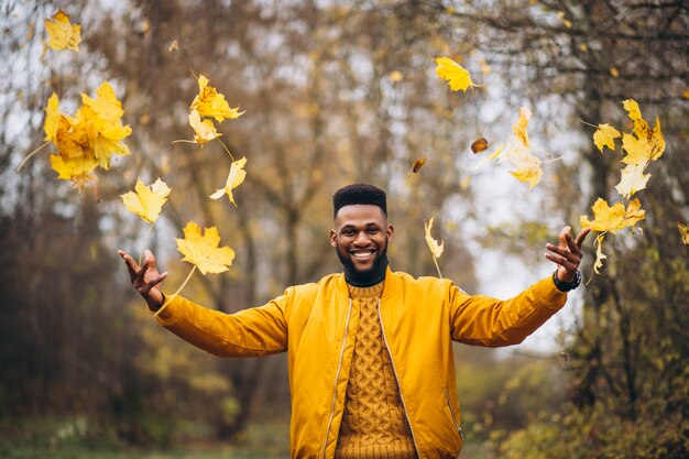 Étudiant afro-américain marchant dans le parc