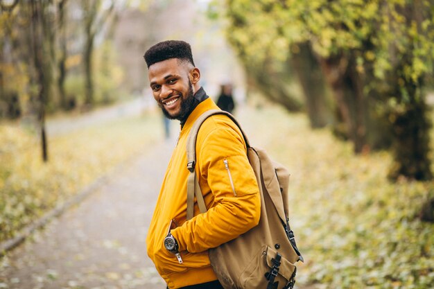 Étudiant afro-américain marchant dans le parc