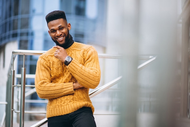 Étudiant afro-américain marchant dans la rue