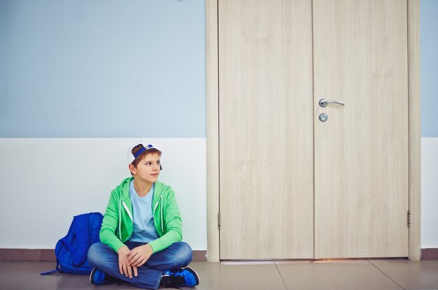 Étudiant en attente de ses camarades de classe