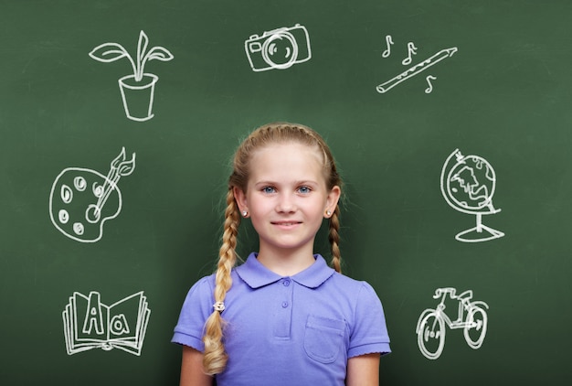 Étudiant avec blackkboard plein de dessins