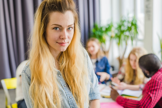 Étudiant charmant posant à l&#39;appareil photo