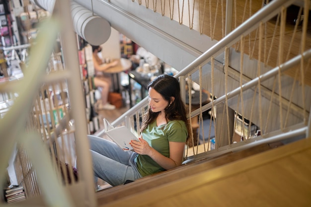 Étudiant complet apprenant dans les escaliers