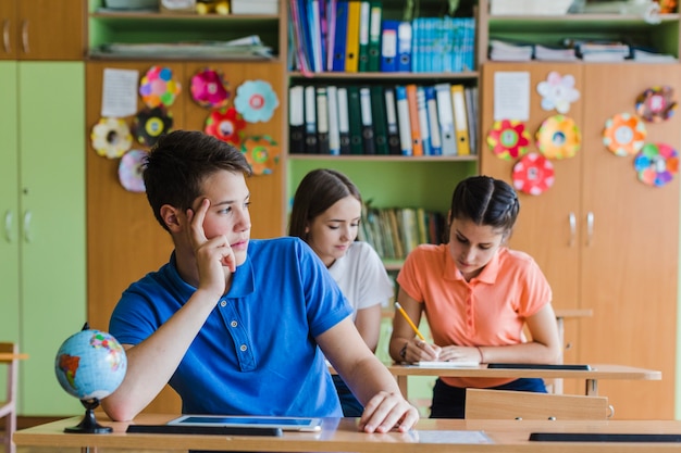 Étudiant ennuyé en classe