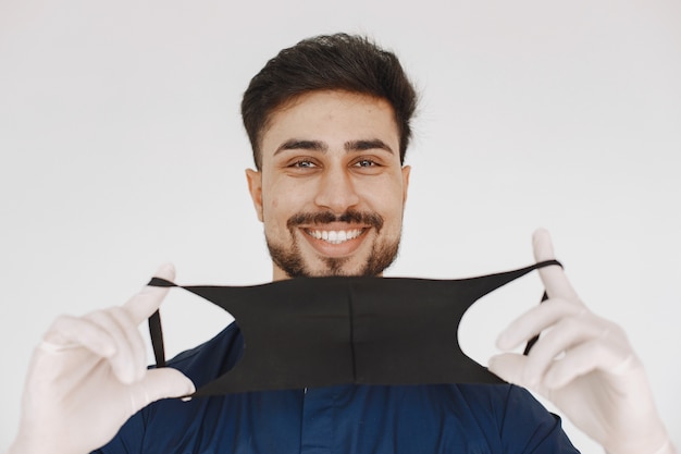 Étudiant international en médecine. Homme en uniforme bleu. Docteur dans un masque.