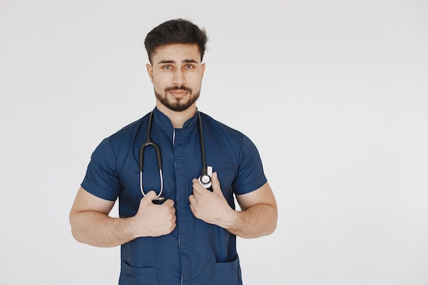 Étudiant international en médecine. Homme en uniforme bleu. Médecin avec stéthoscope.