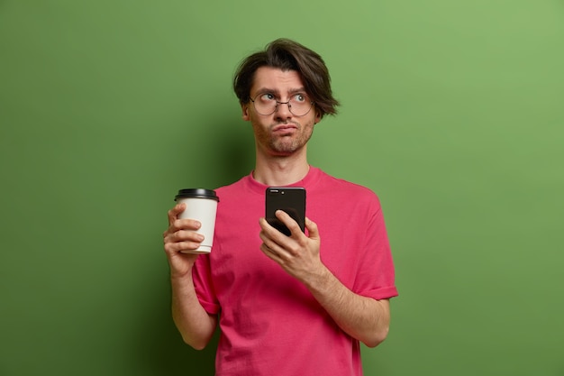 Étudiant de jeune bel homme avec la coiffure à la mode d'isolement