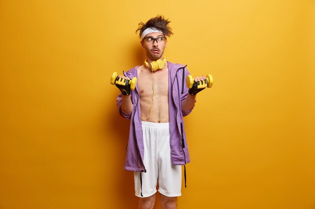 Étudiant de jeune bel homme avec la coiffure à la mode d'isolement