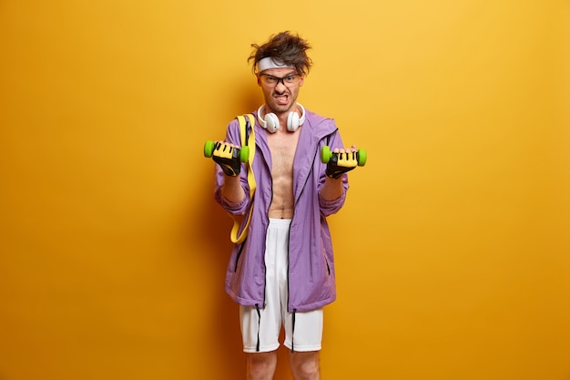 Étudiant de jeune bel homme avec la coiffure à la mode d'isolement