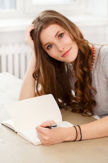 Étudiant. Jolie fille près de la table