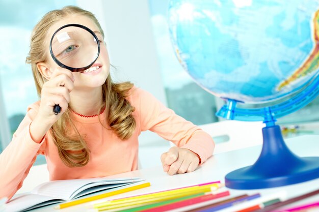 Étudiant en jouant avec une loupe