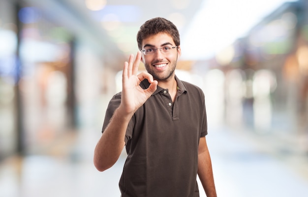 Étudiant montrant le signe ok