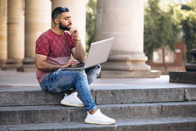 Étudiant avec ordinateur portable par l&#39;université