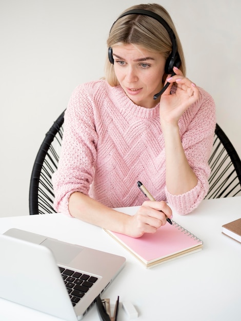 Étudiant parlant sur son concept d'e-learning casque