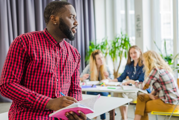 Étudiant pensif avec bloc-notes