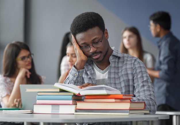 Étudiant de plan moyen étudiant