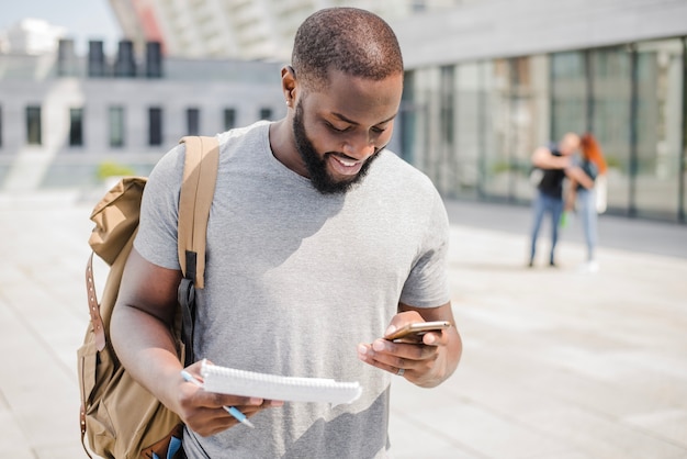 Étudiant en pleine joie à l&#39;aide d&#39;un téléphone