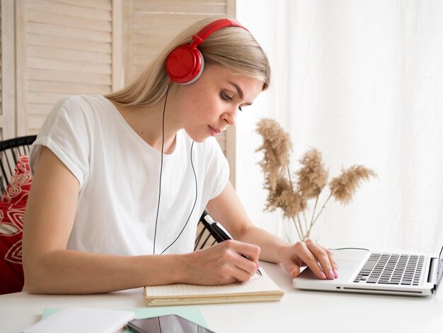 Étudiant portant des écouteurs rouges concept e-learning